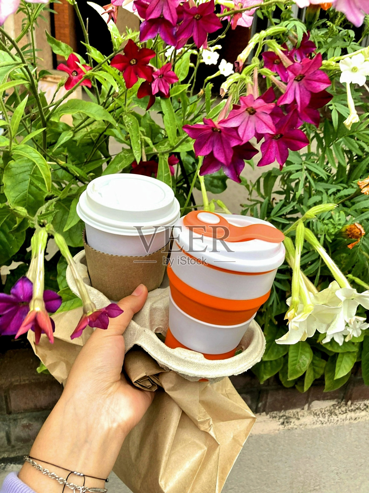 女性手持可重复使用的咖啡杯。可持续的生活方式。环保理念照片摄影图片