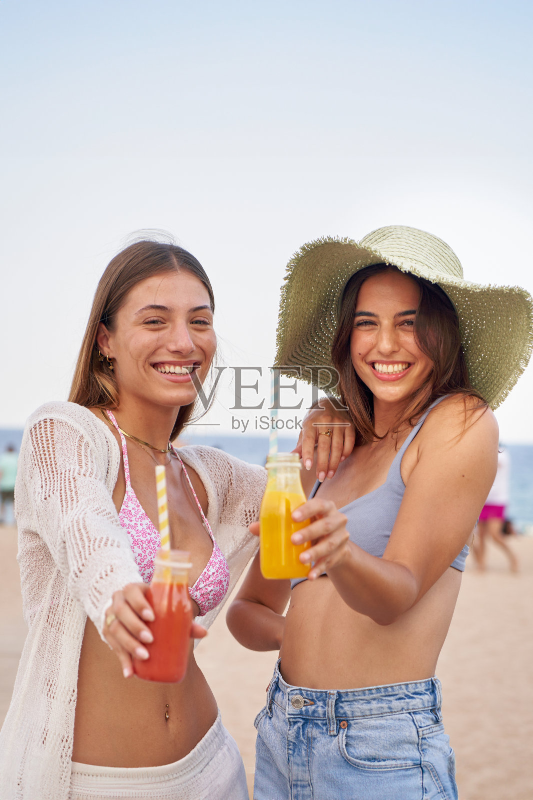 肖像两个迷人的白人妇女看起来微笑和表演照片摄影图片