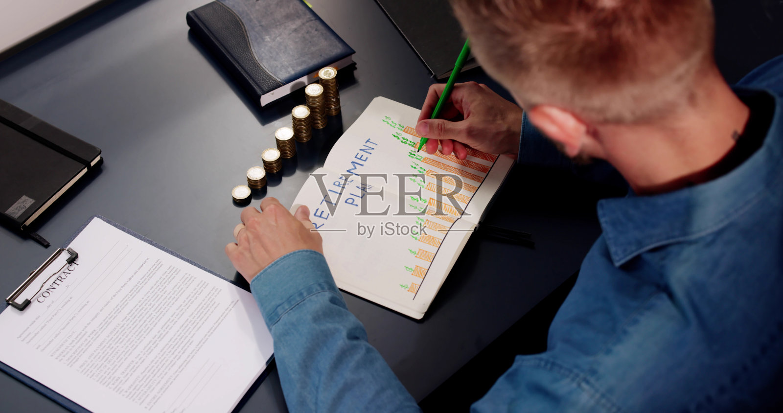 男人为退休存钱照片摄影图片