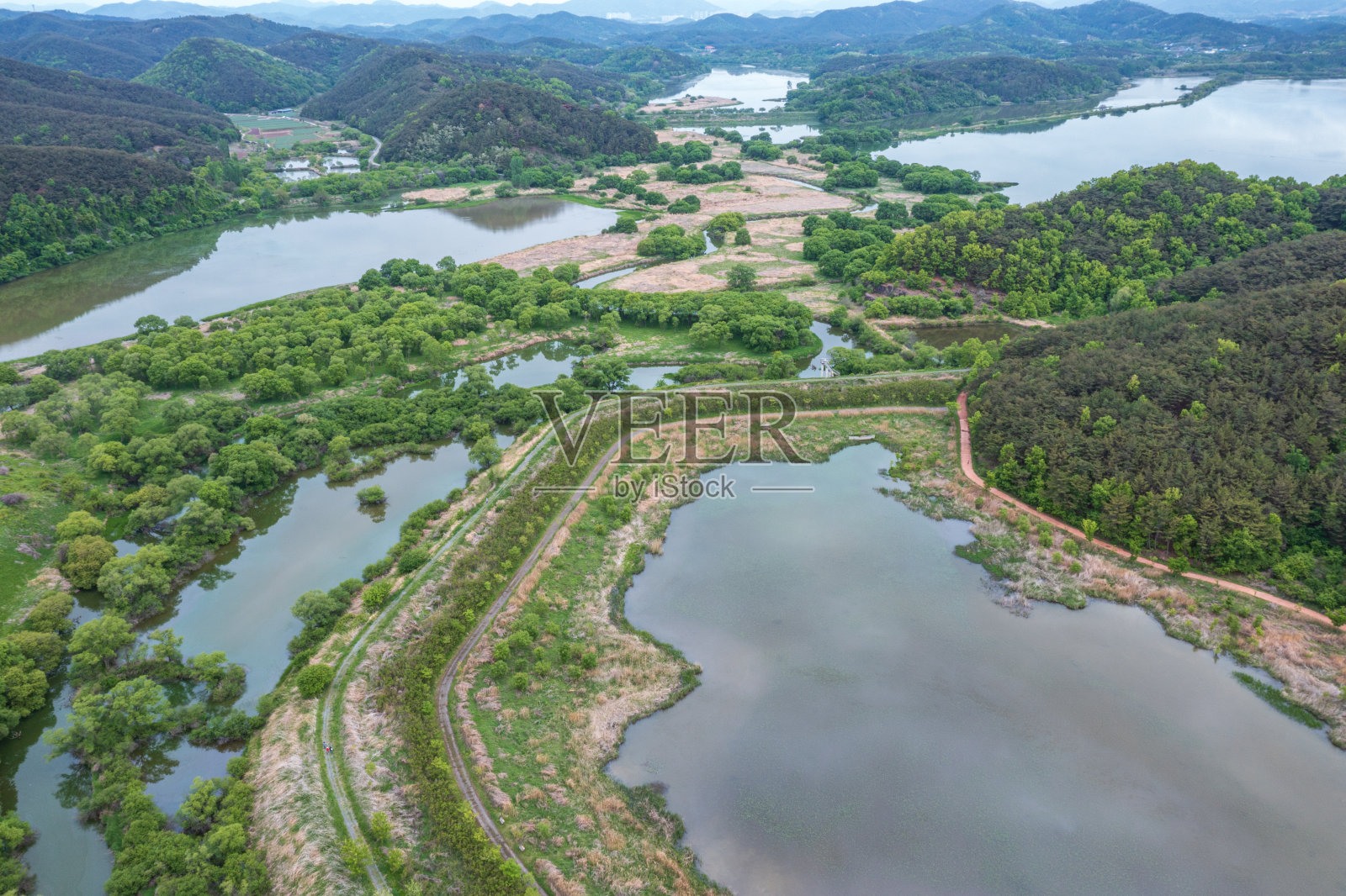 无人机航拍图。春天的韩国牛浦湿地。照片摄影图片