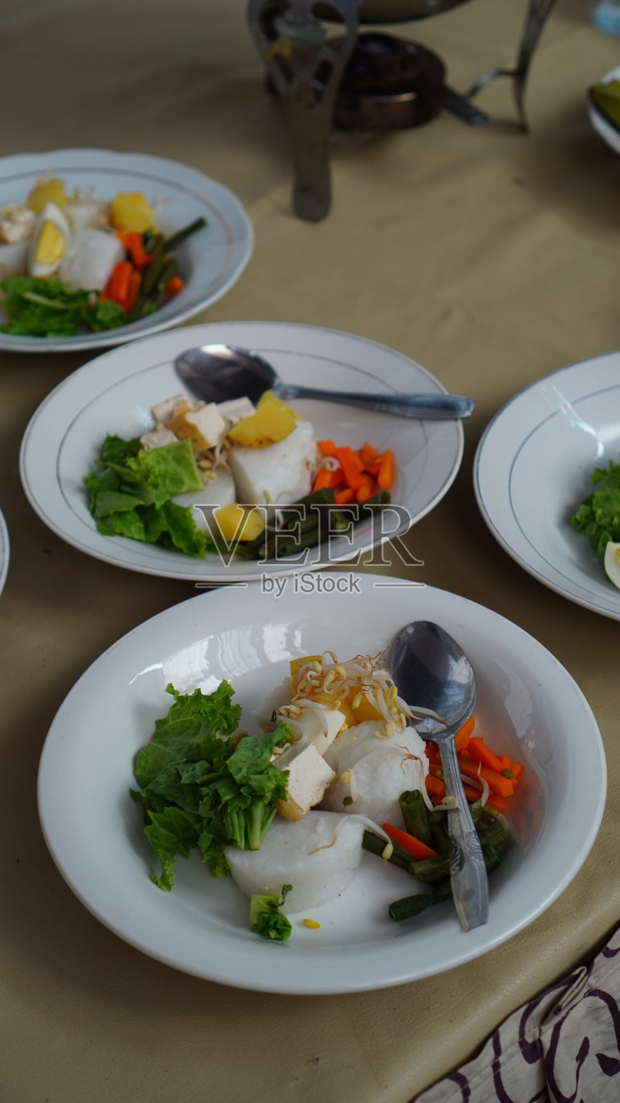 加多加多在盘子上照片摄影图片