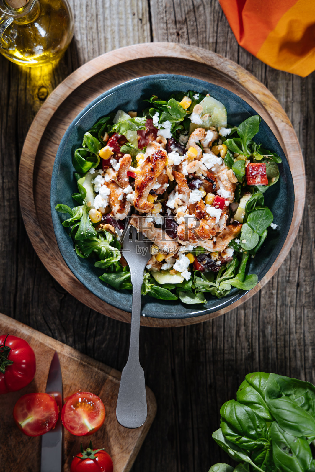 鸡肉沙拉,芝士,番茄和芝麻菜。来自超级食物的健康膳食,富含维生素和矿物质。放在木板上。照片摄影图片