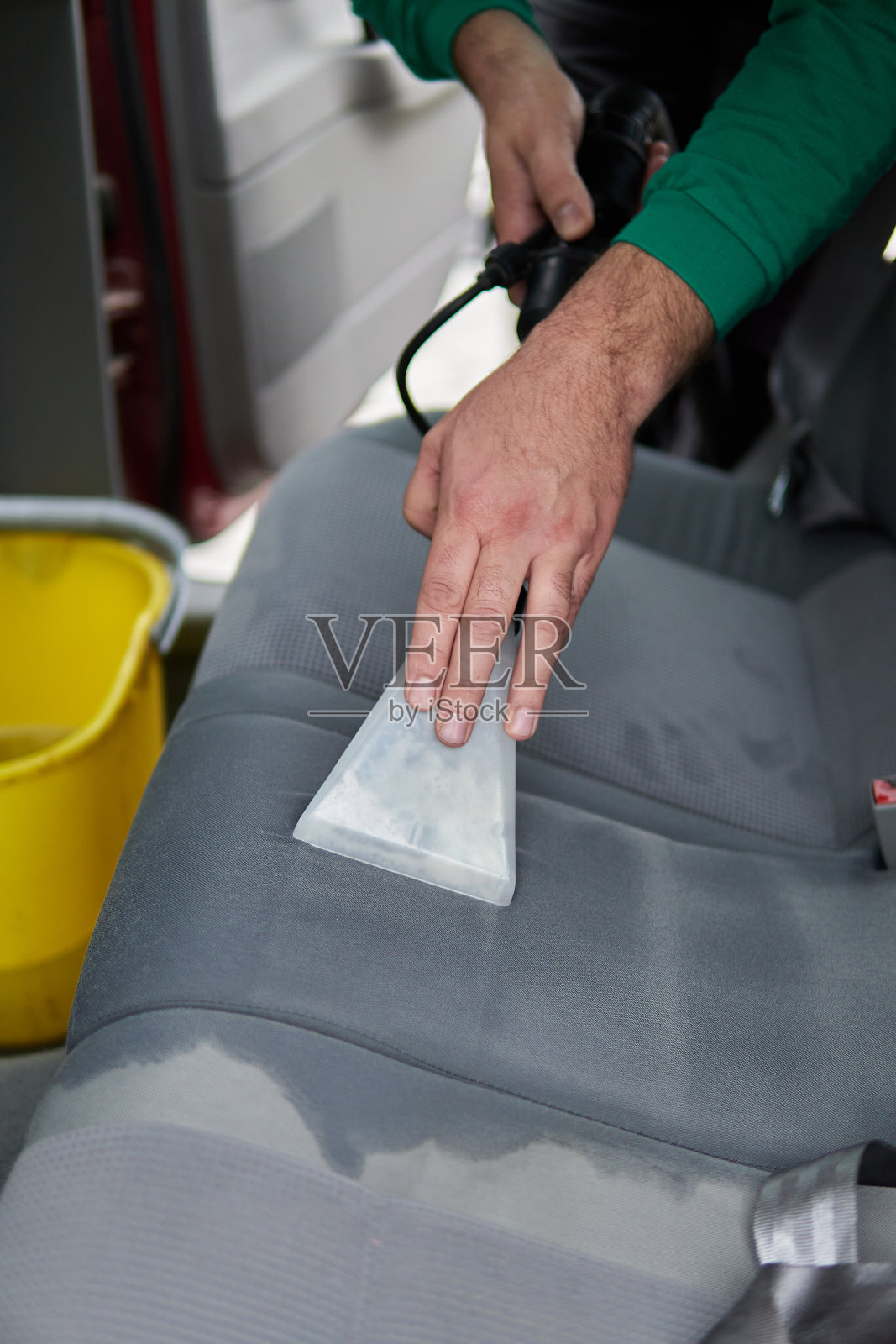 汽车清洗详解-采用专业的蒸汽真空化学清洗法对脏的汽车内部座椅进行抽提照片摄影图片