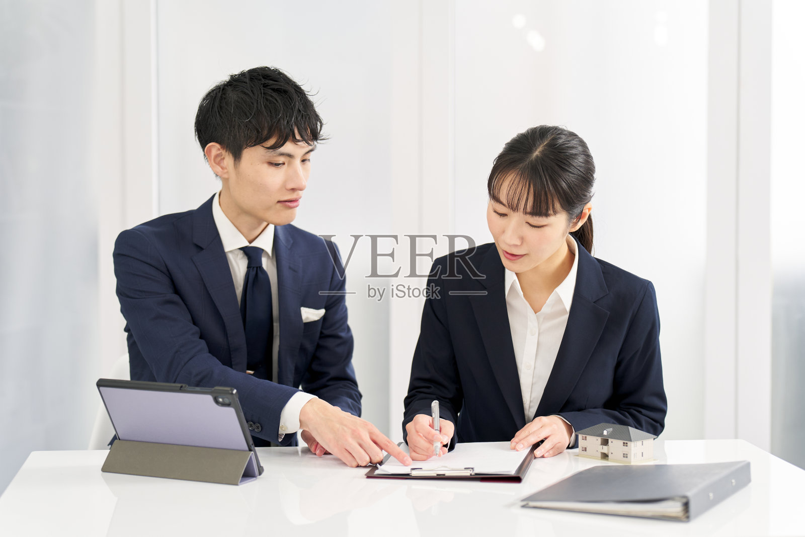 商务人士正在开会讨论住宅房地产照片摄影图片