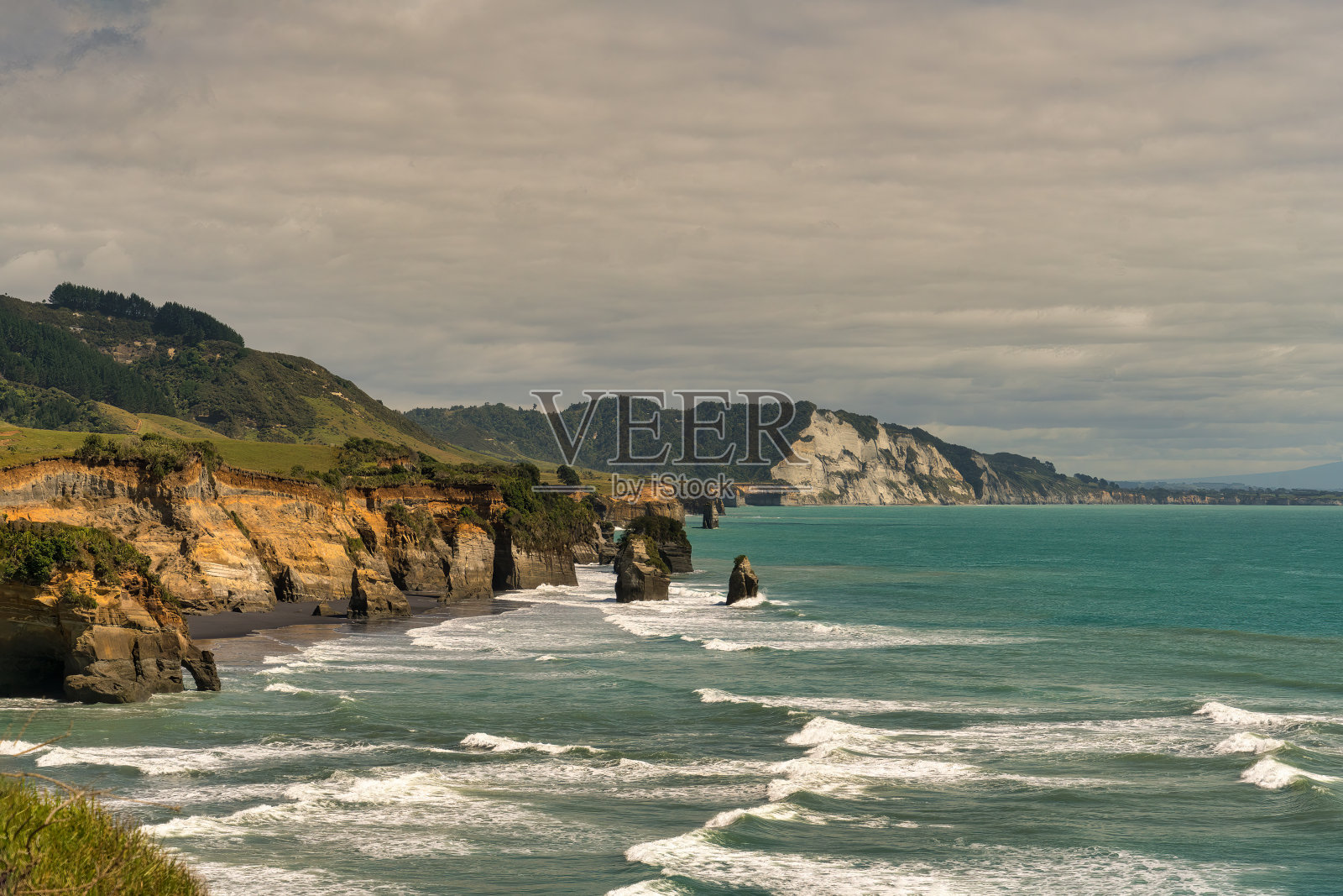 汤加波鲁图海滩上令人惊叹的岩层照片摄影图片