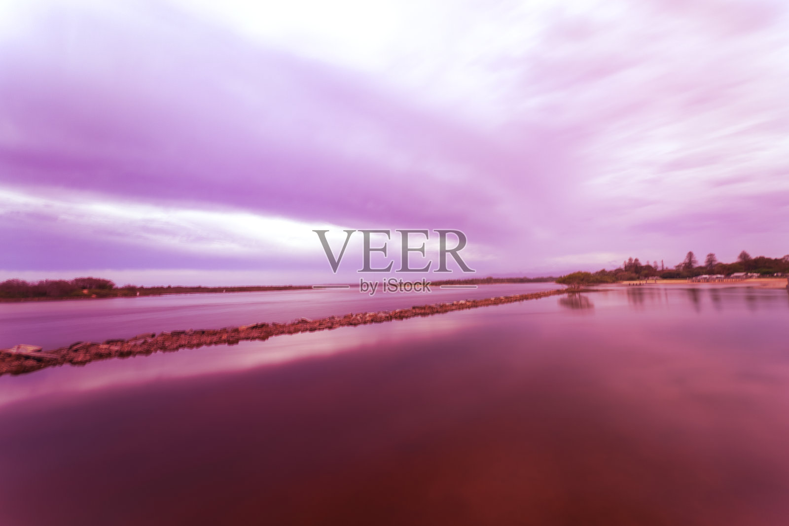 从河上的阳光中看到的粉红色紫色的天空全景,低潮显示为夏至概念。照片摄影图片