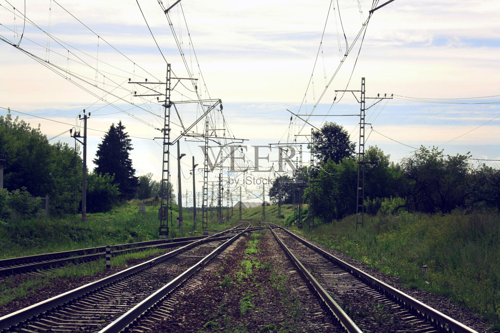 郊区的铁路照片摄影图片