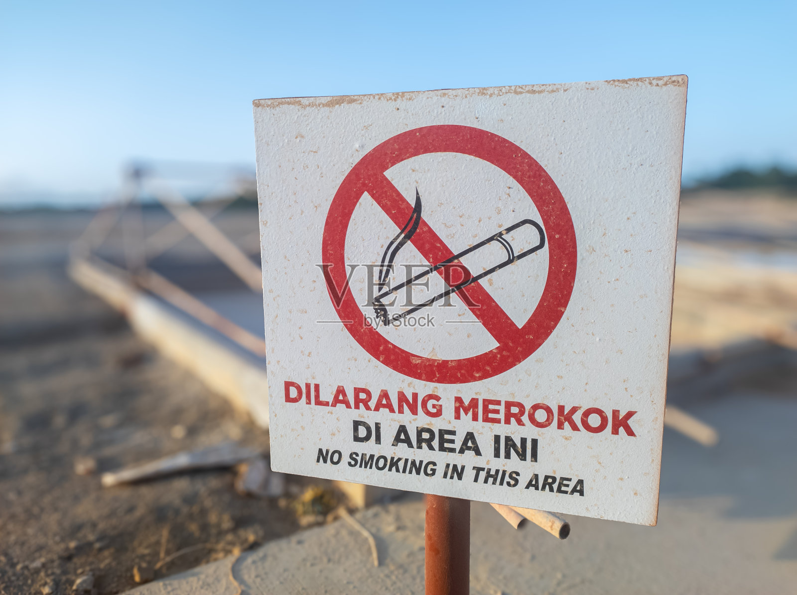 警示牌上用英文写着“本区域禁止吸烟”照片摄影图片