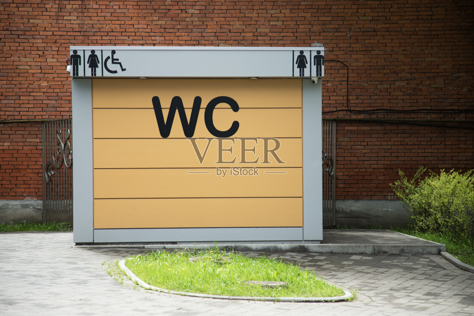 男女厕所隔间的指示性标志。户外厕所照片摄影图片