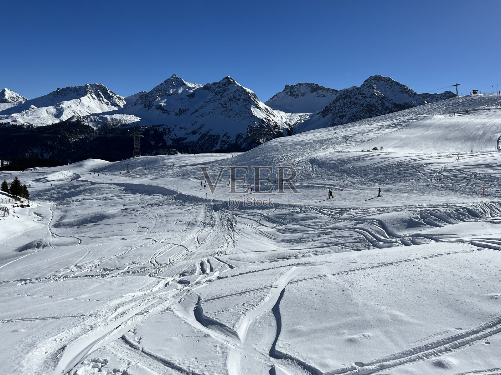 瑞士阿尔卑斯山脉和旅游胜地阿罗萨-格里松州,瑞士(瑞士)的美丽冬季徒步小径和雪原。照片摄影图片