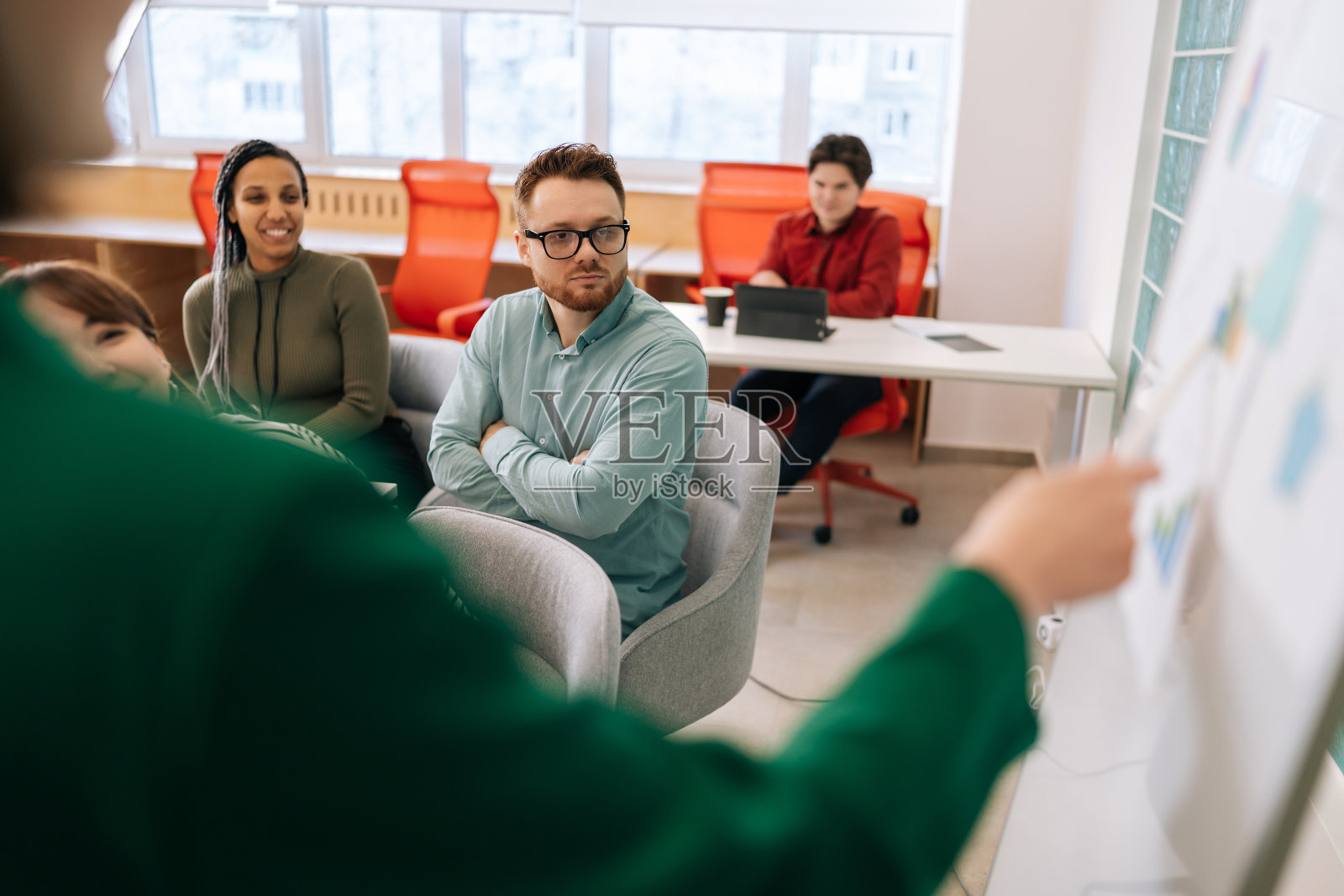 特写镜头,无法辨认的女性团队领导指导感兴趣的商业人士,在办公室进行教育研讨会演讲照片摄影图片