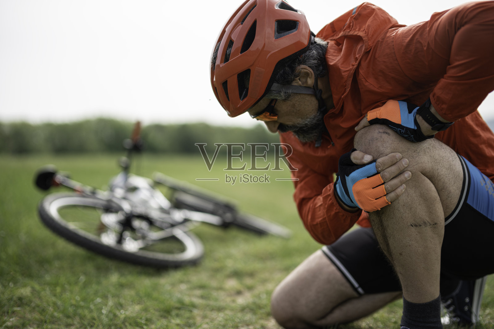 春天的自行车事故。成熟运动员户外锻炼。照片摄影图片