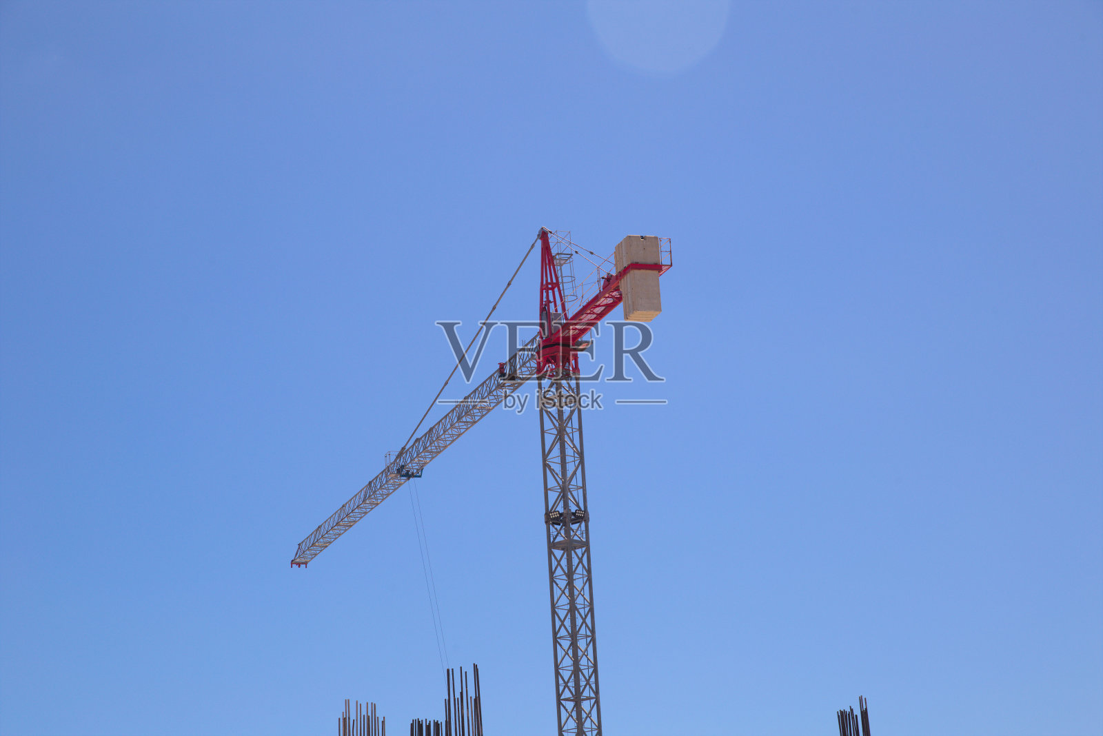 施工起重机和红色结构照片摄影图片