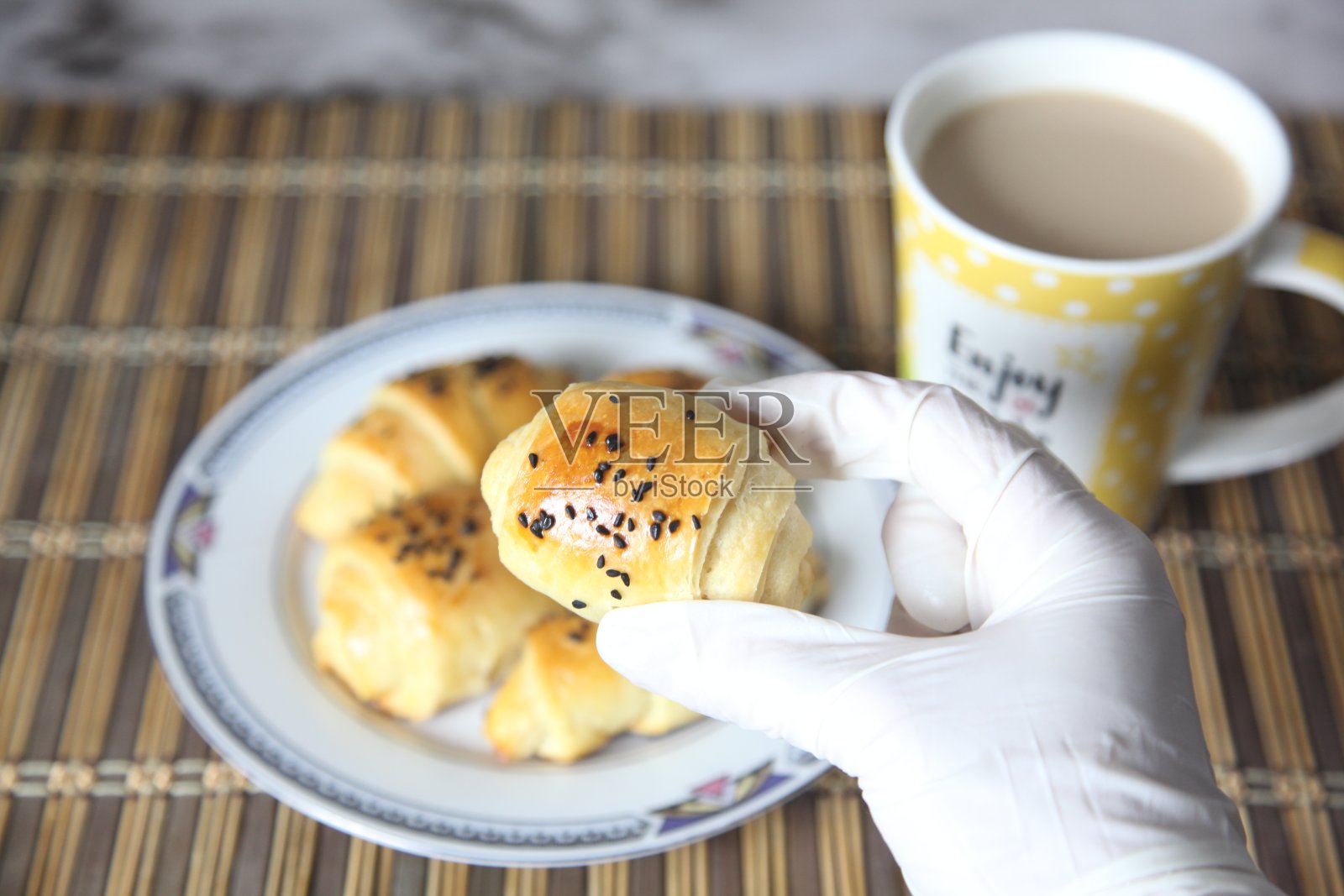 牛奶茶小面包照片摄影图片