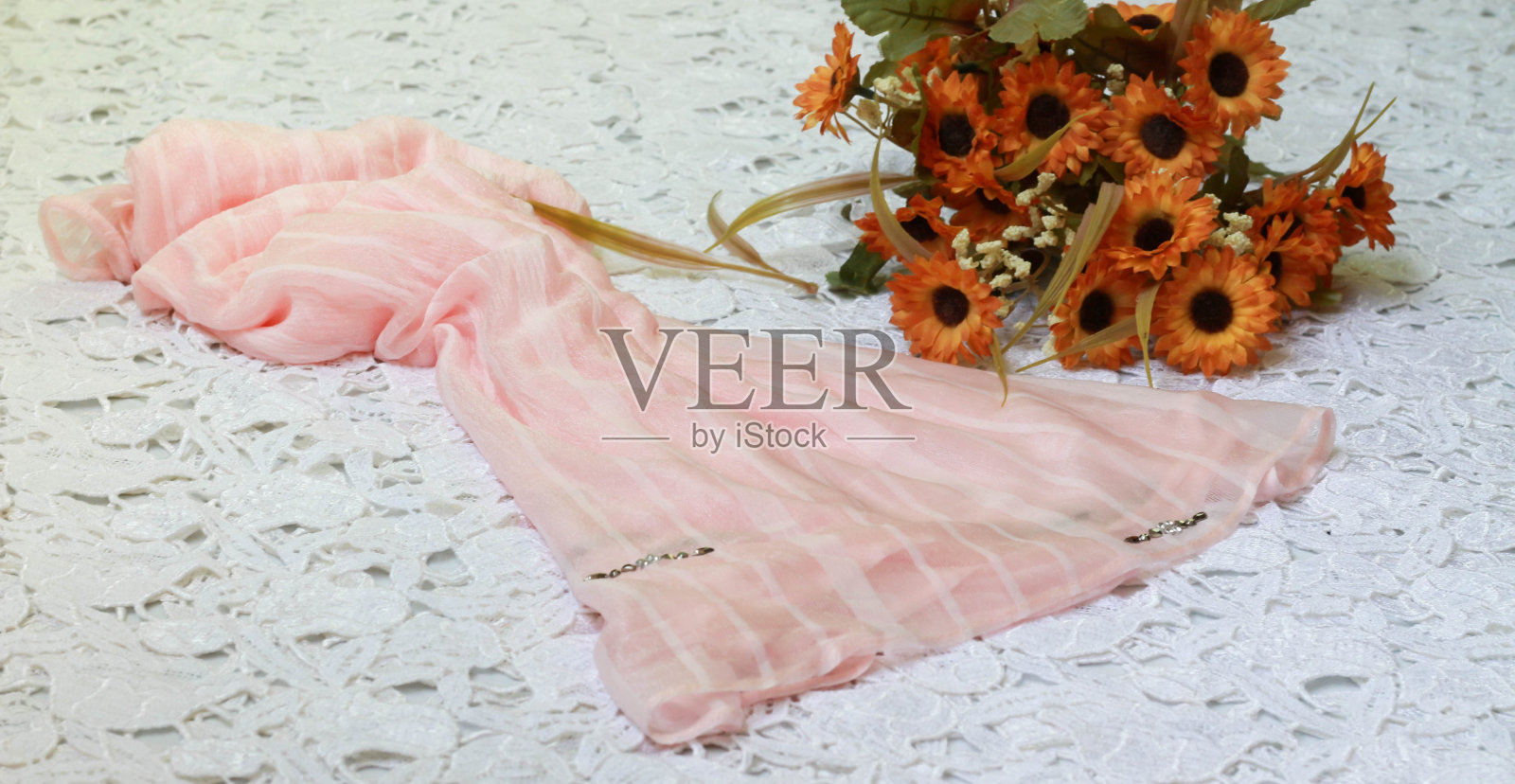 用少量配饰装饰的轻质面料照片摄影图片