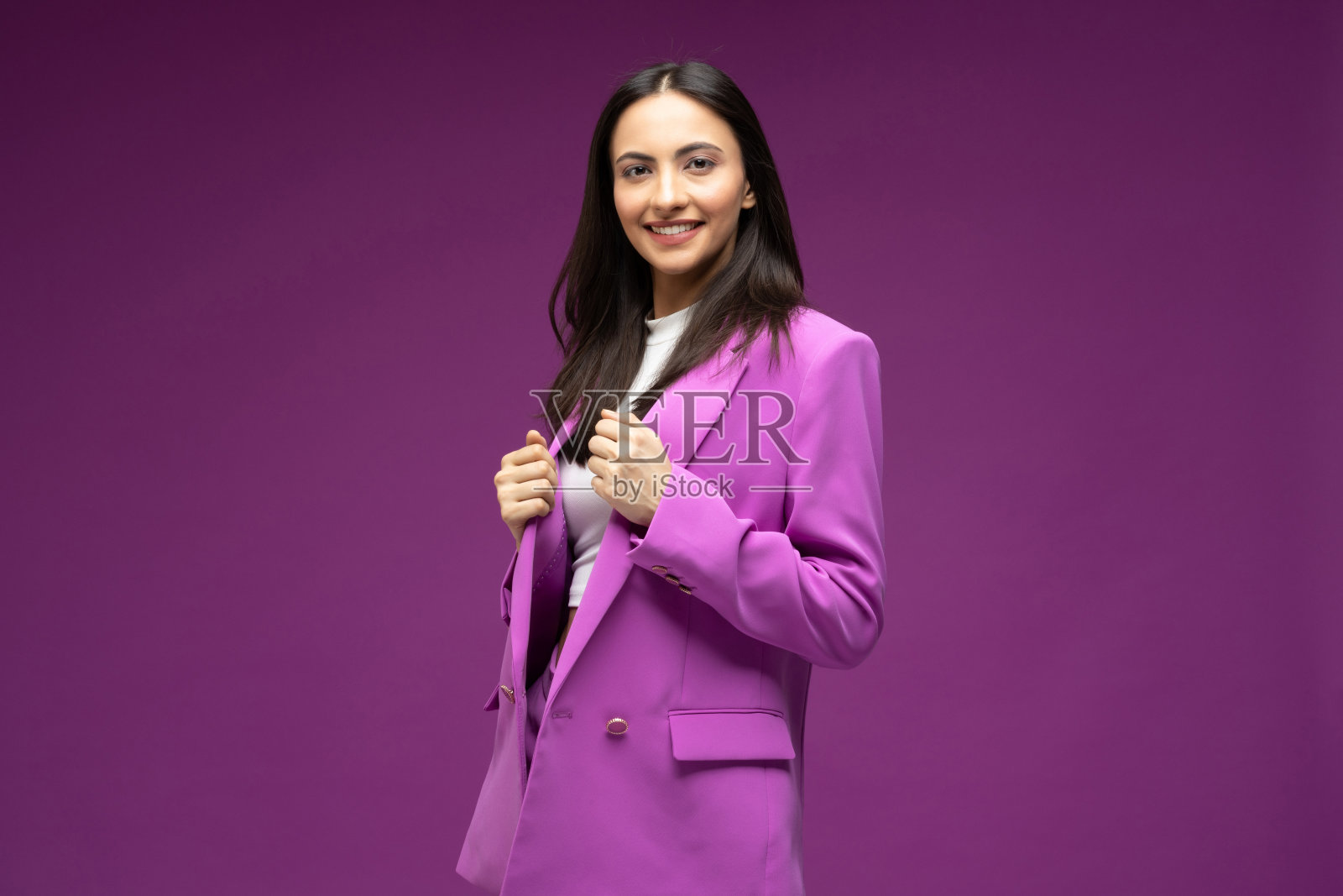 她的肖像,她漂亮的穿着漂亮的迷人的可爱的豪华漂亮开朗的女孩孤立的紫色背景股票照片照片摄影图片