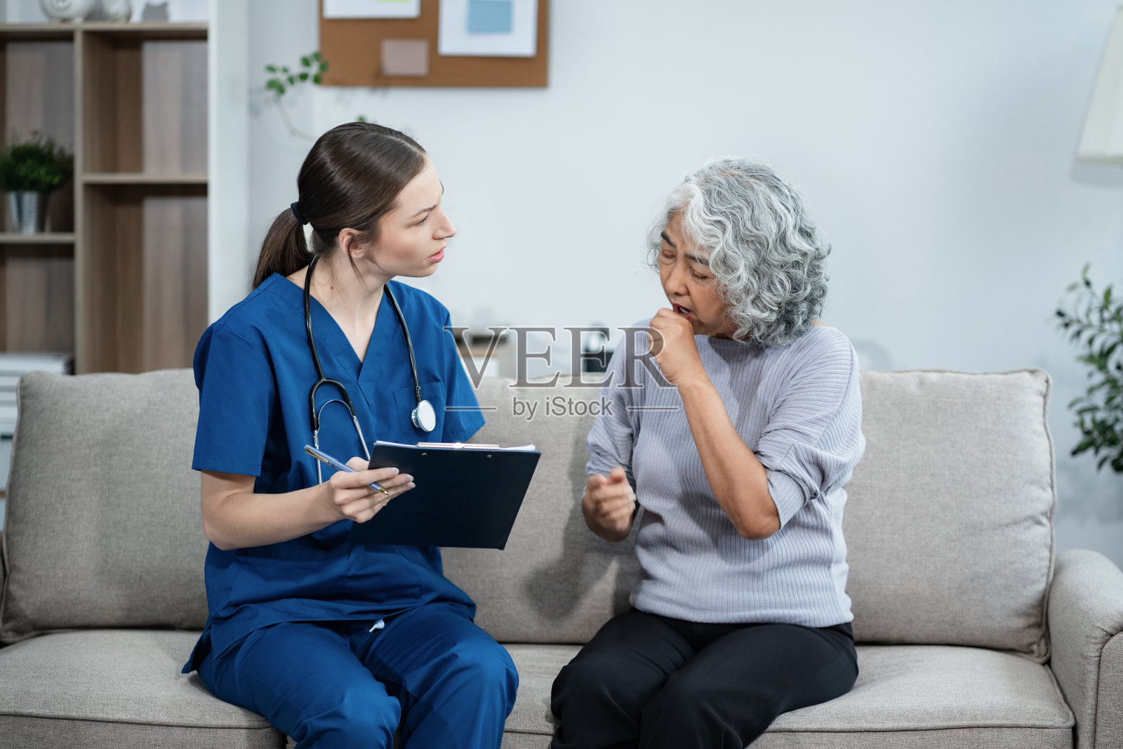 由医生或精神科医生对老年人进行健康检查,这些医生或精神科医生与在诊所或医院精神卫生服务部门咨询女性或精神病诊断的患者一起工作。照片摄影图片