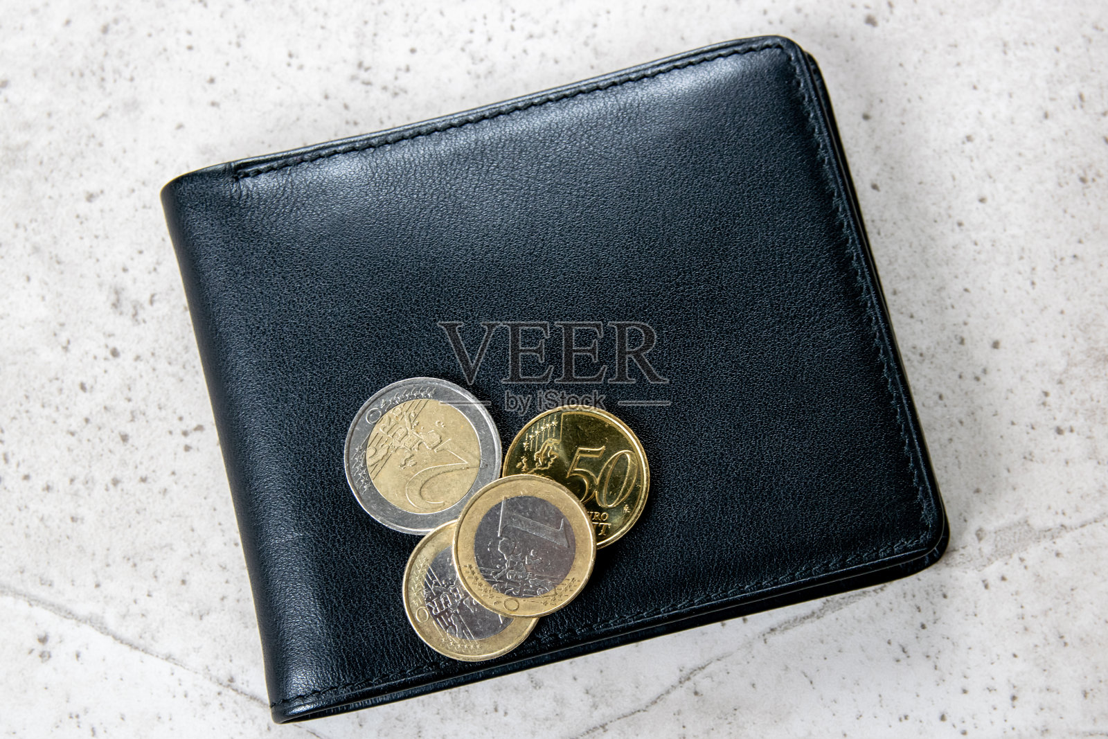 皮革与钱,硬币和钞票。经营理念。照片摄影图片