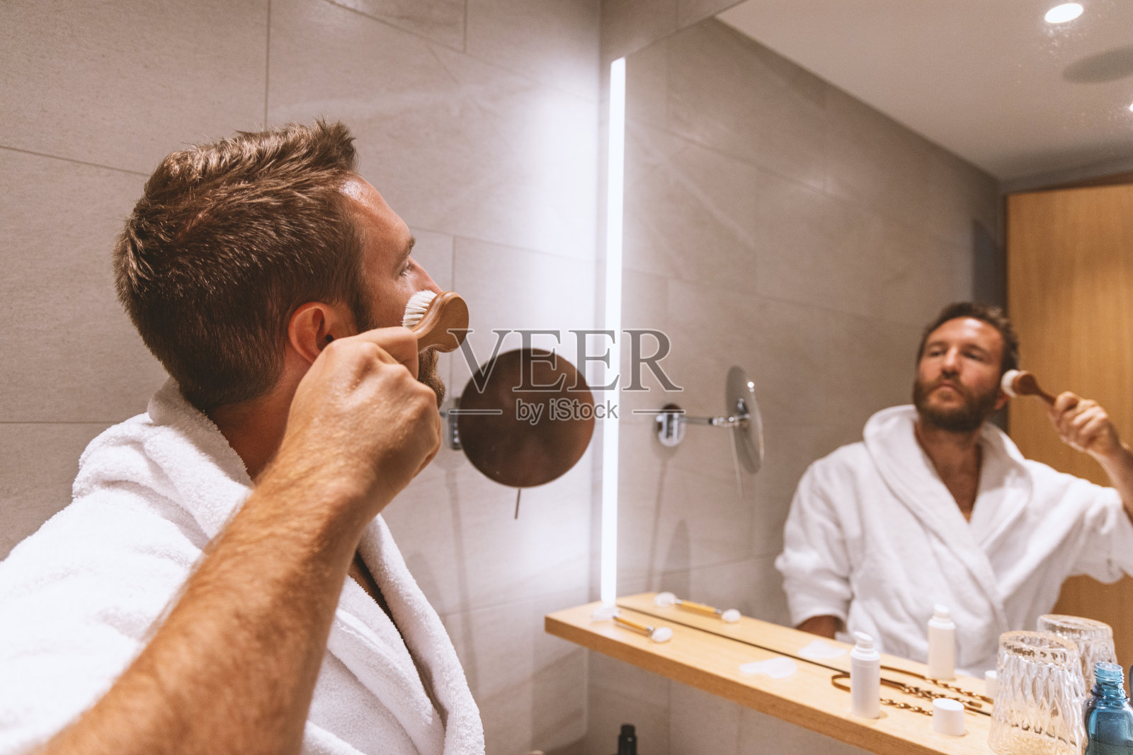 年轻人用刷子去角质照片摄影图片