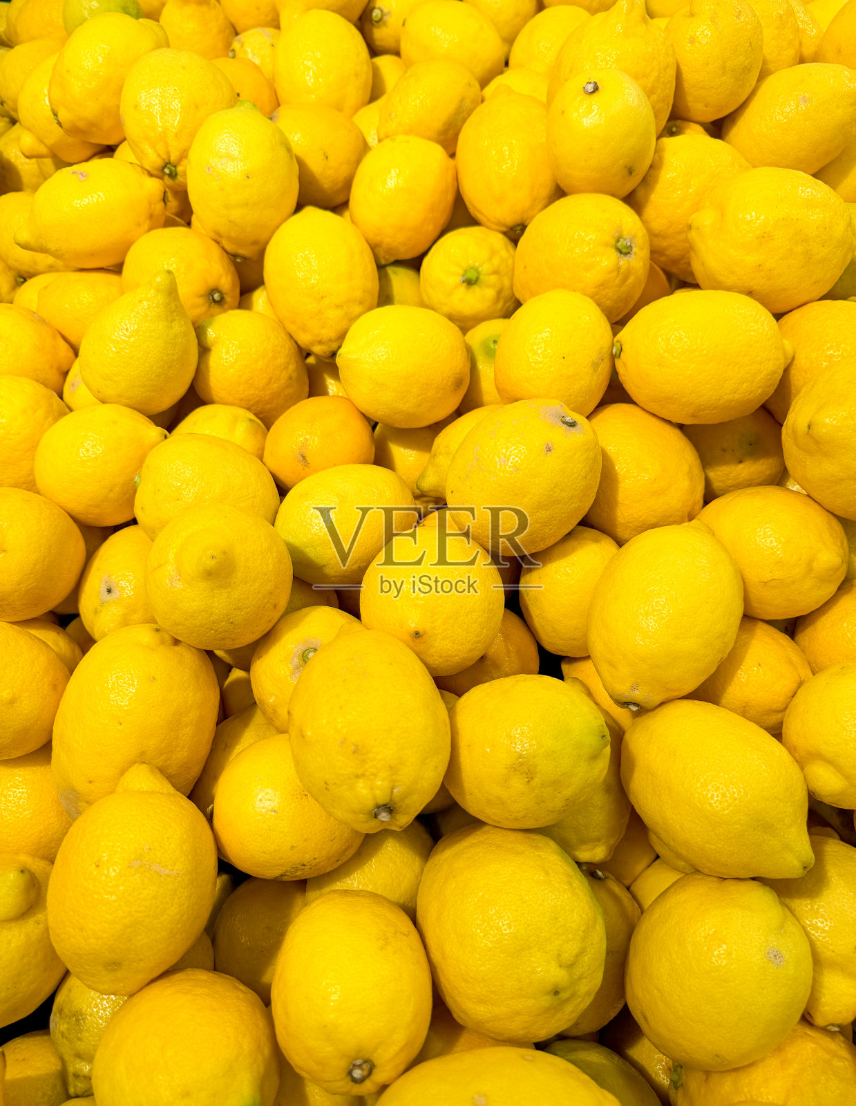 市场柜台上的黄柠檬作为抽象背景。纹理照片摄影图片