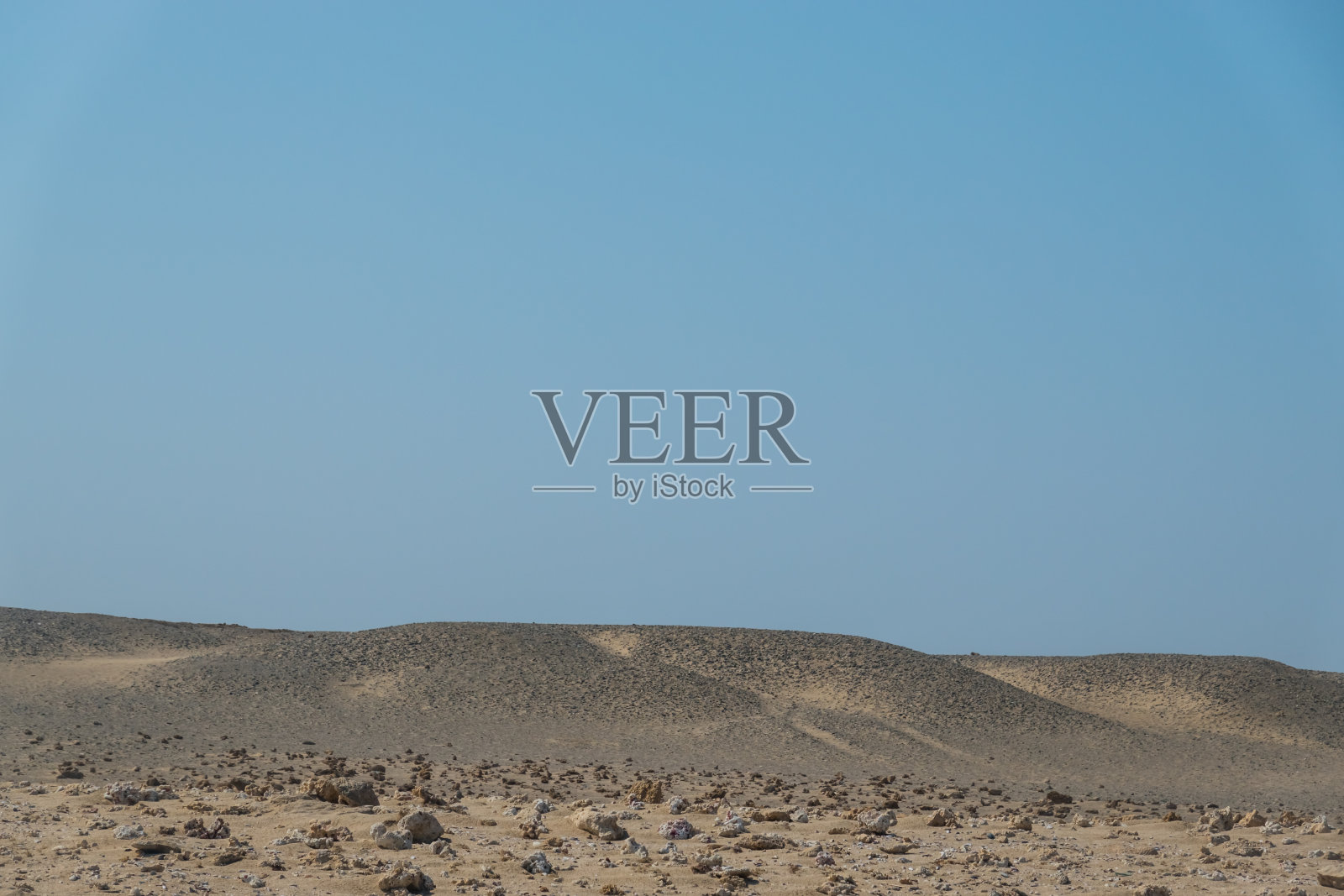 埃及沙漠中柔软的沙丘和蔚蓝的天空照片摄影图片