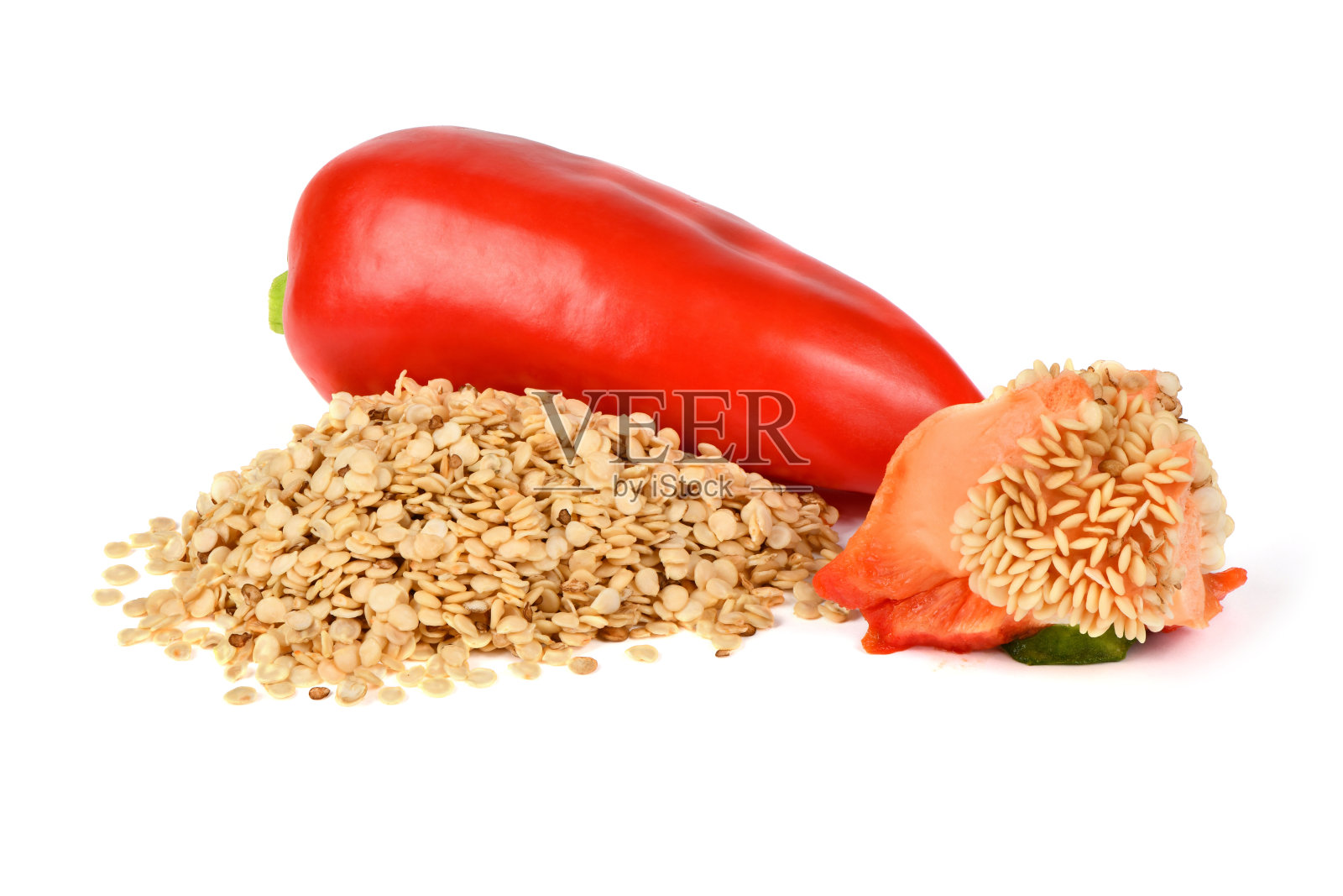 在白色背景上分离的甜红辣椒种子。照片摄影图片