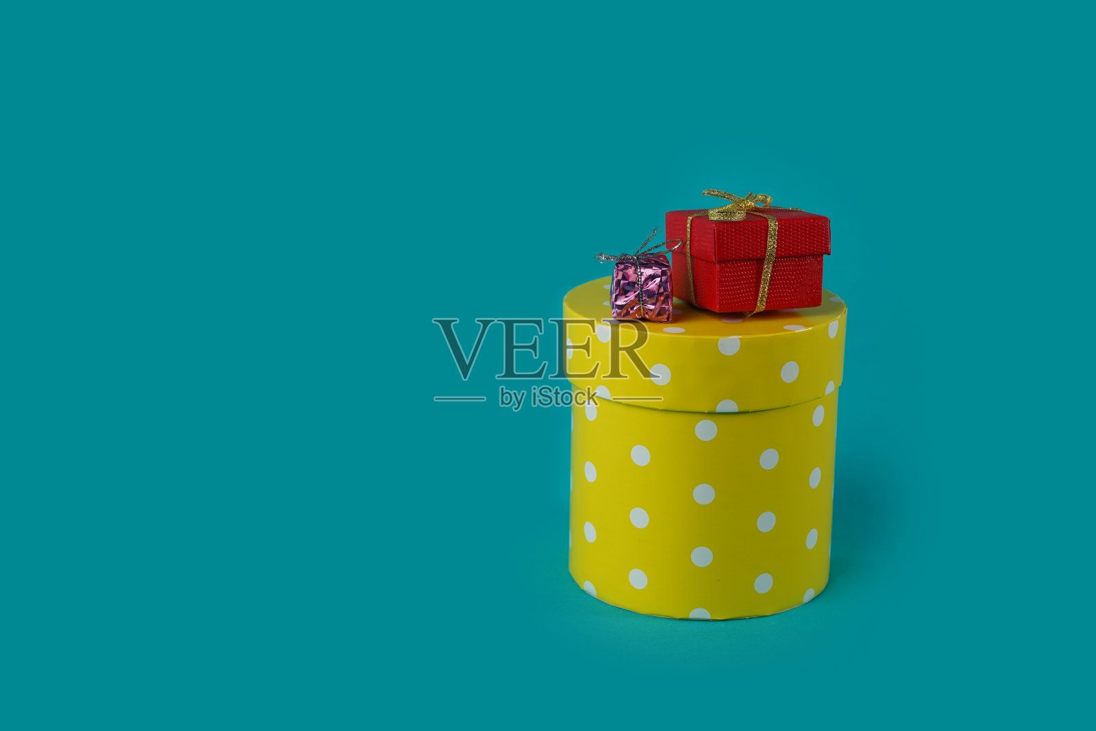 有礼物的黄盒子,一套盒子。照片摄影图片