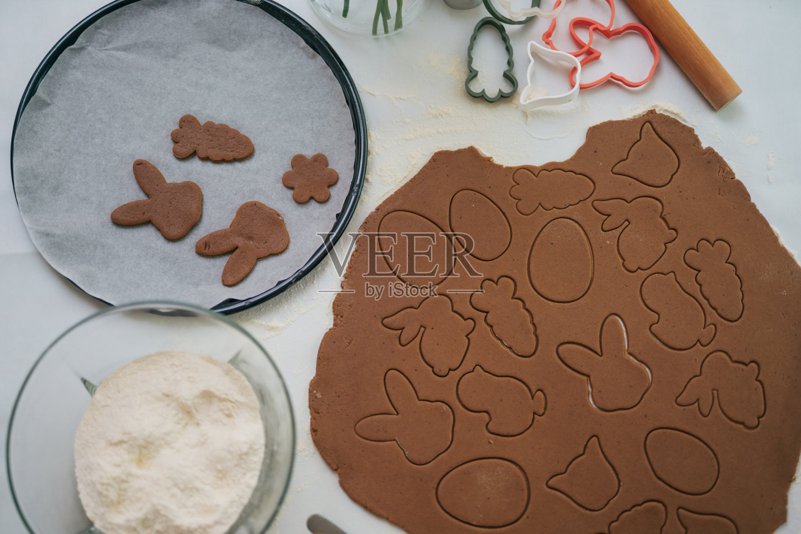 按照传统,复活节准备烘烤的饼干的俯视图。照片摄影图片