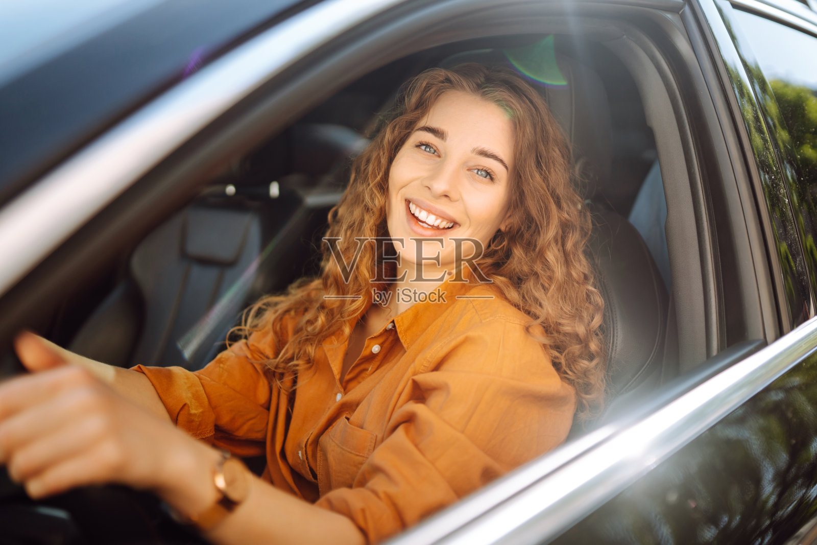 开车的年轻女子。照片摄影图片