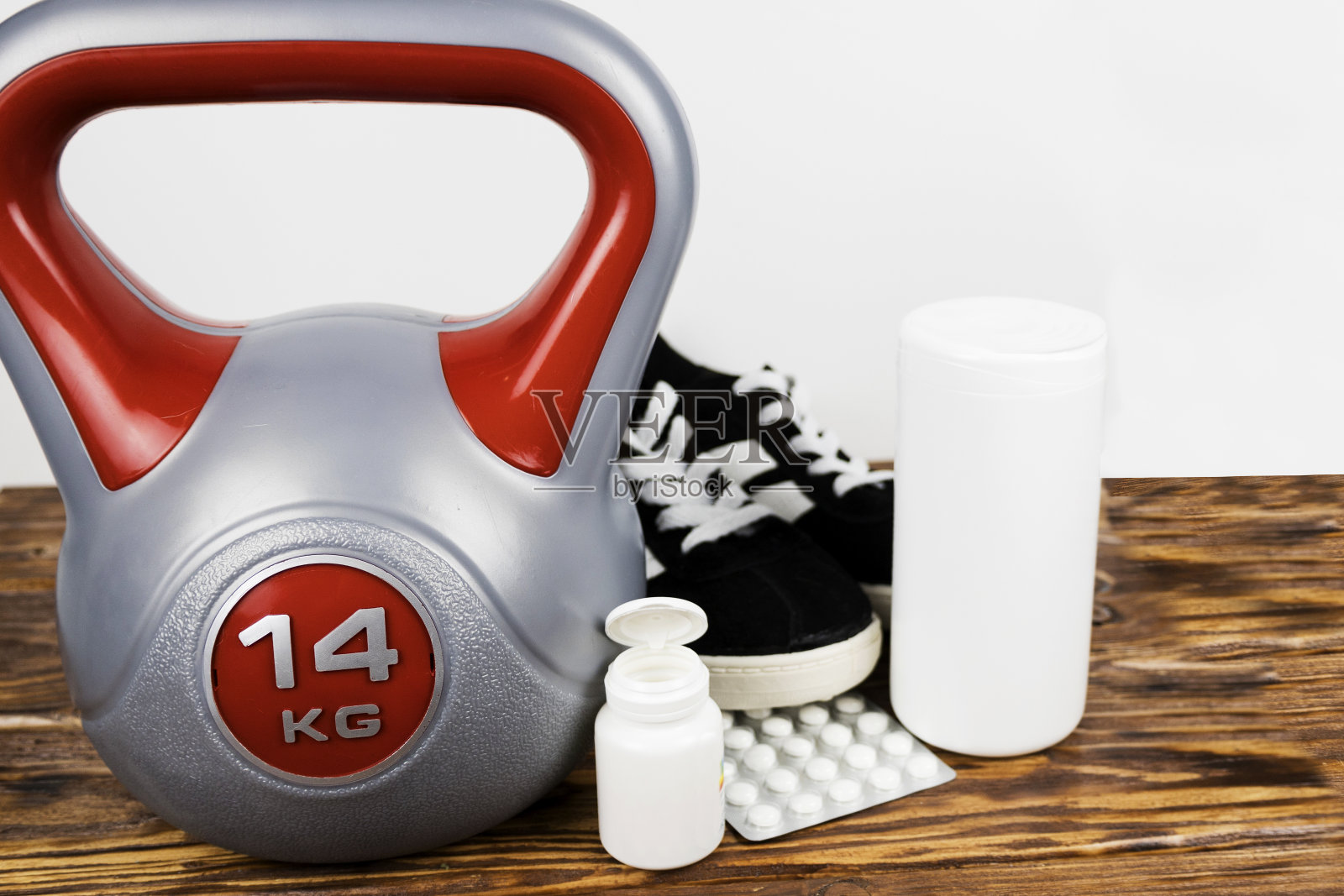 木制背景上的运动壶铃。健康的生活方式。照片摄影图片