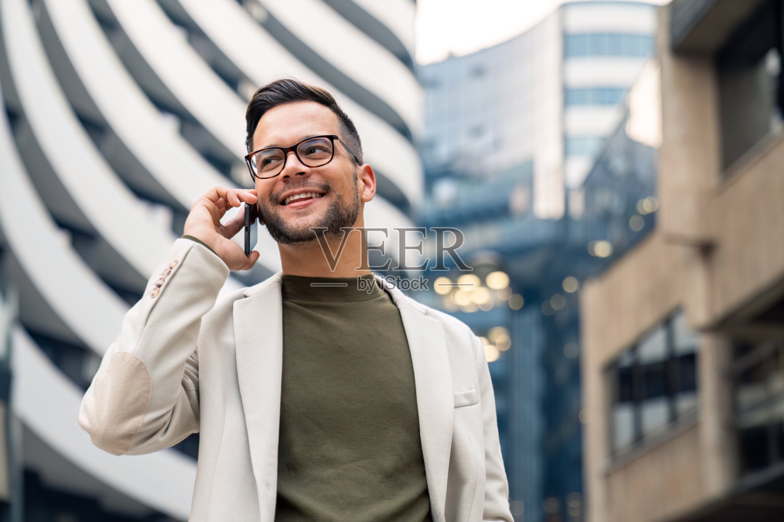 帅气自信的商务人士在外面打电话照片摄影图片