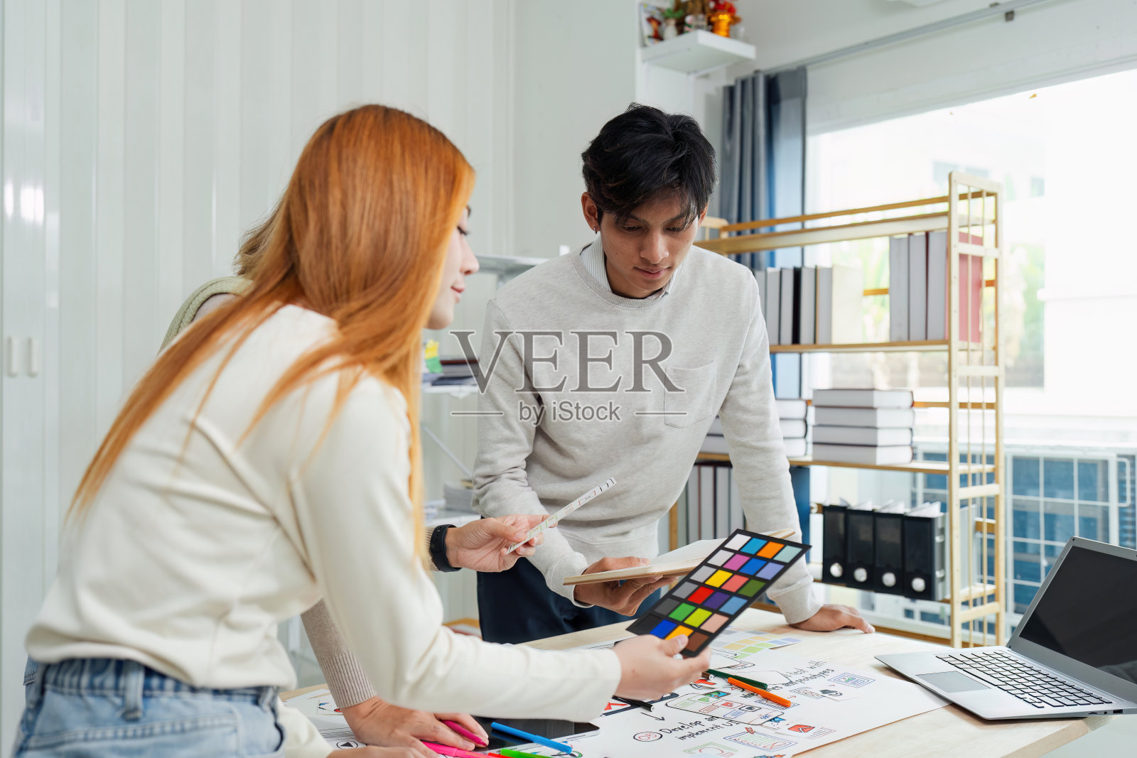 UI UX网页设计师团队正在共同开发具有UI UX前端设计师预览的移动响应式网站照片摄影图片