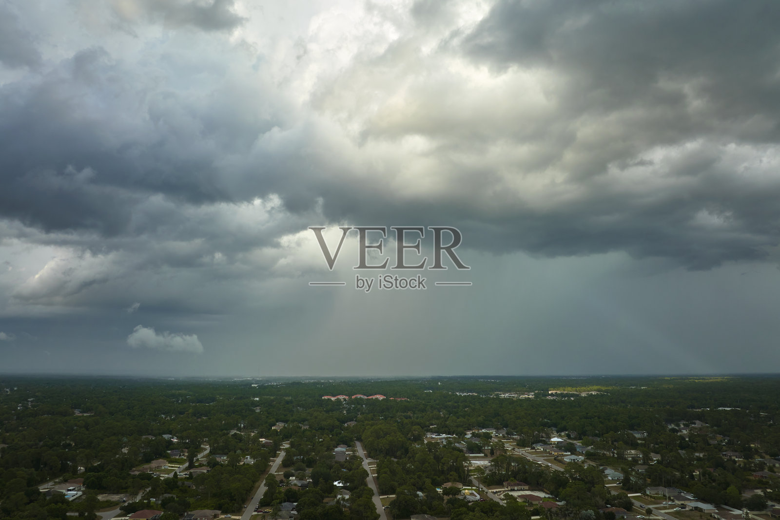 在乡村地区的大雷暴之前,乌云在暴风雨的天空中形成照片摄影图片