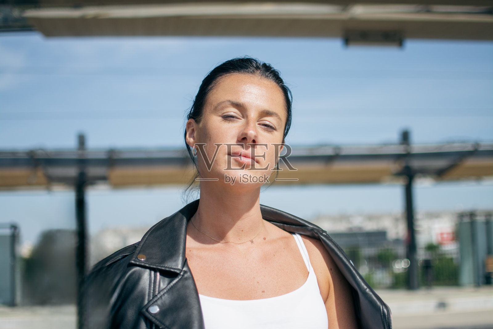 一个黑发女孩在火车站旅行的画像照片摄影图片