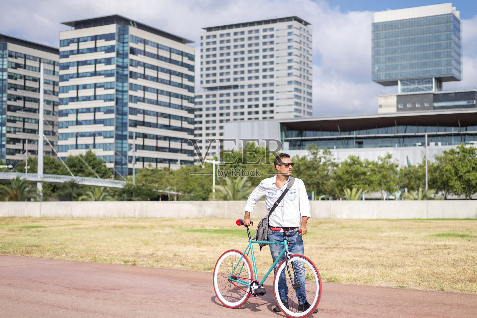 在城市公园里骑自行车的人照片摄影图片