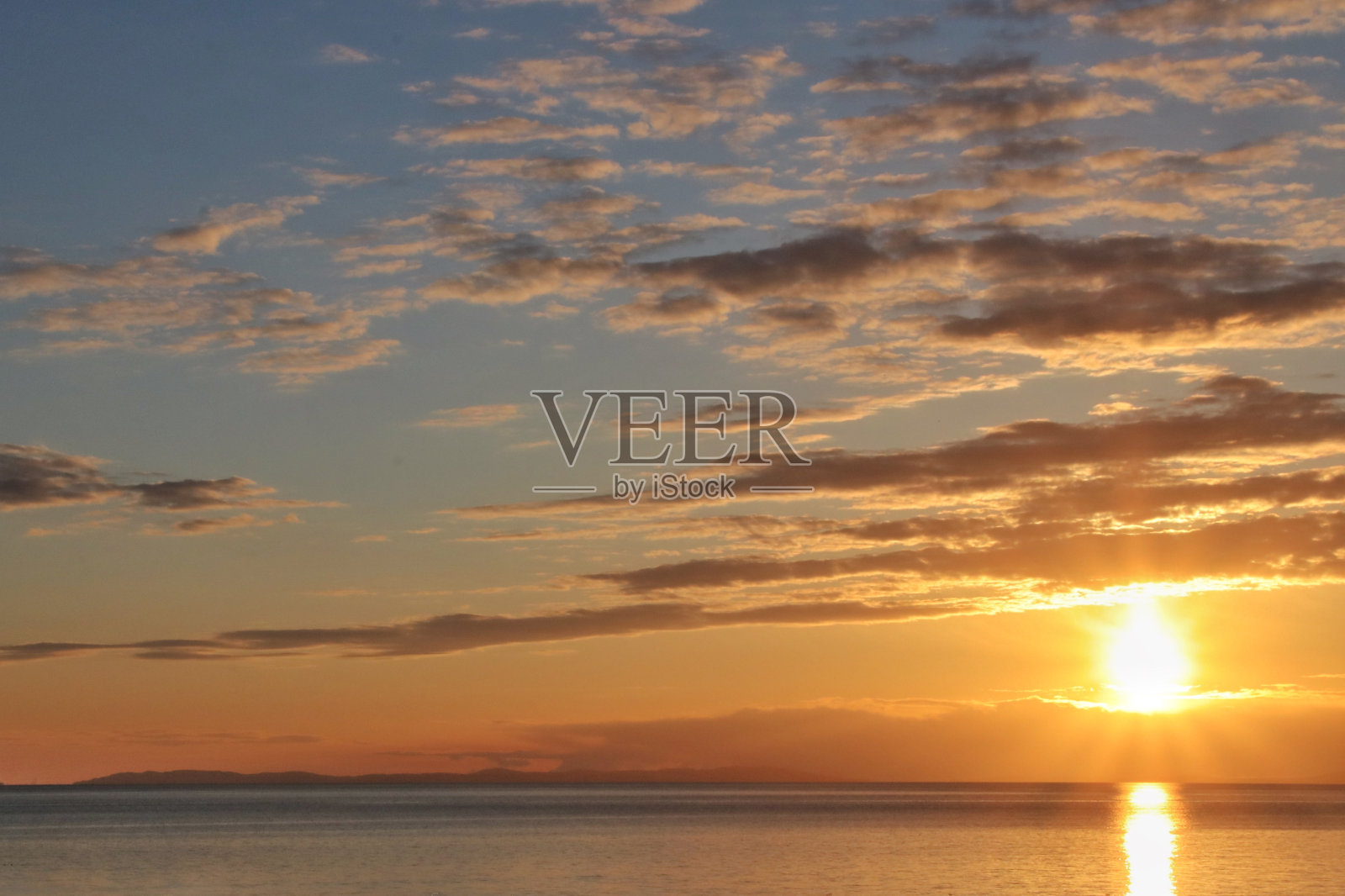 格文日落在水面上照片摄影图片