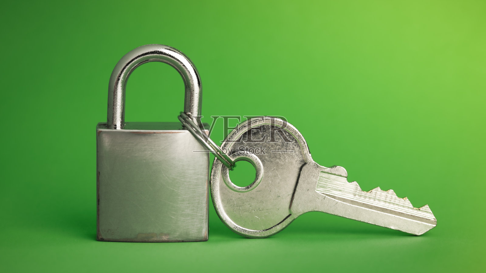 简单的锁和钥匙。小旧挂锁与大发亮的钥匙。业务数据加密、家庭安全或其他安全隐喻。照片摄影图片