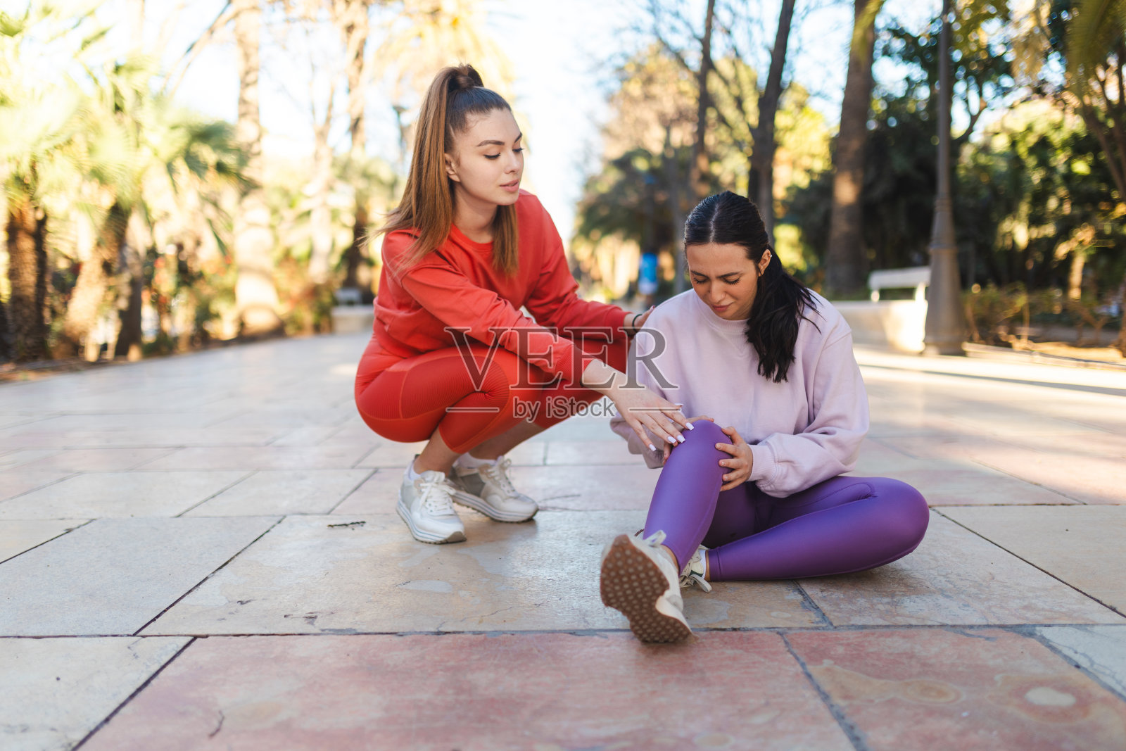 年轻运动员在跑步时受了伤照片摄影图片