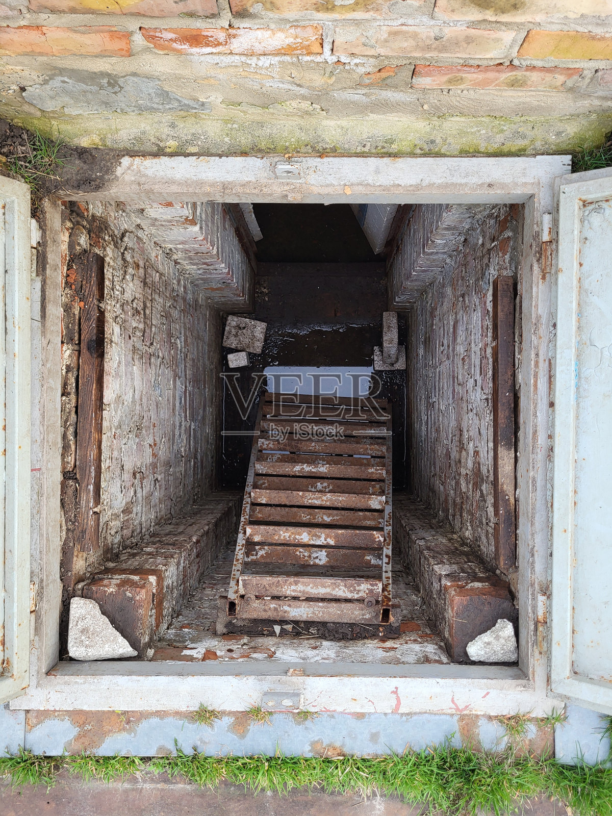 下到旧地下室,从上到下看。照片摄影图片