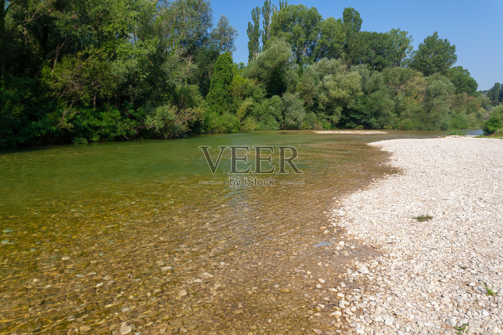 克罗地亚塞蒂纳河上的卵石滩照片摄影图片