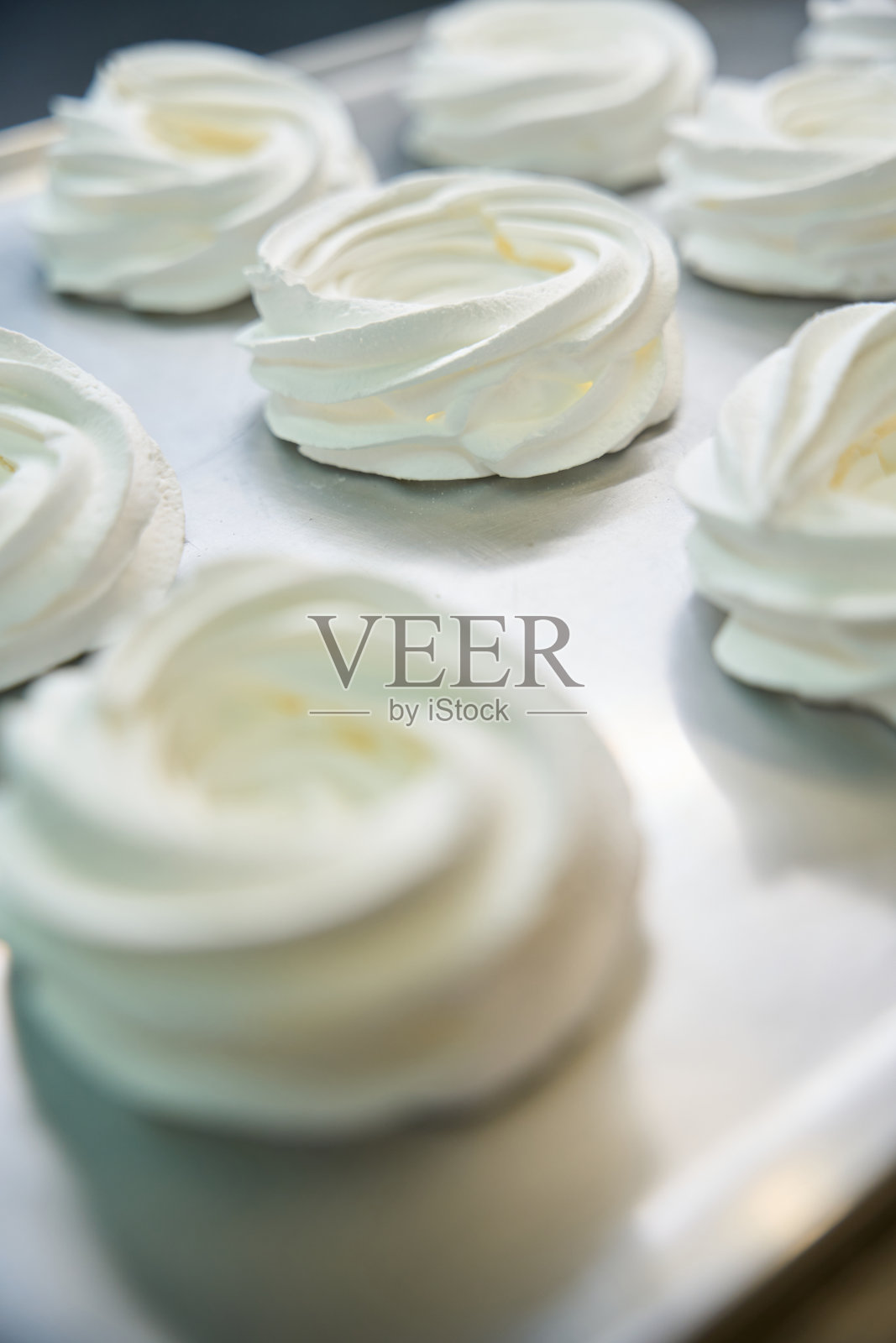 香甜松软的蛋白霜在铁盘上慢慢冷却照片摄影图片