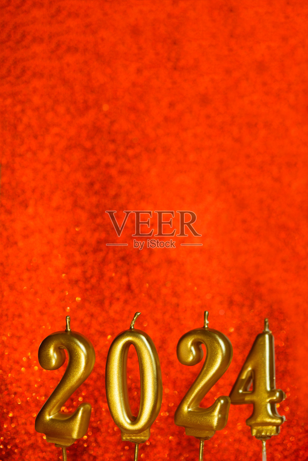 节日贺卡。空白模型祝贺你。2024年新年快乐红色闪亮海报。圣诞背景与黄金2024蜡烛数字。照片摄影图片