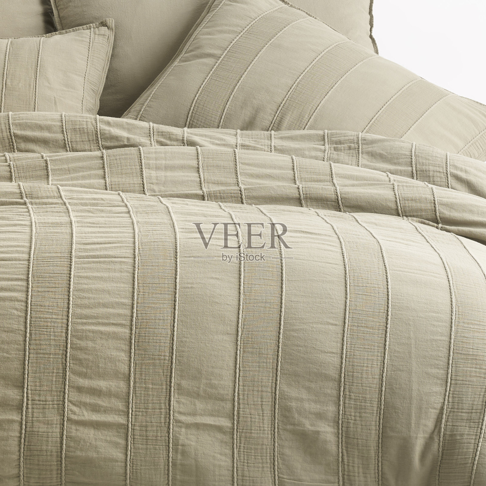 木质框架舒适的床与许多枕头,毯子照片摄影图片