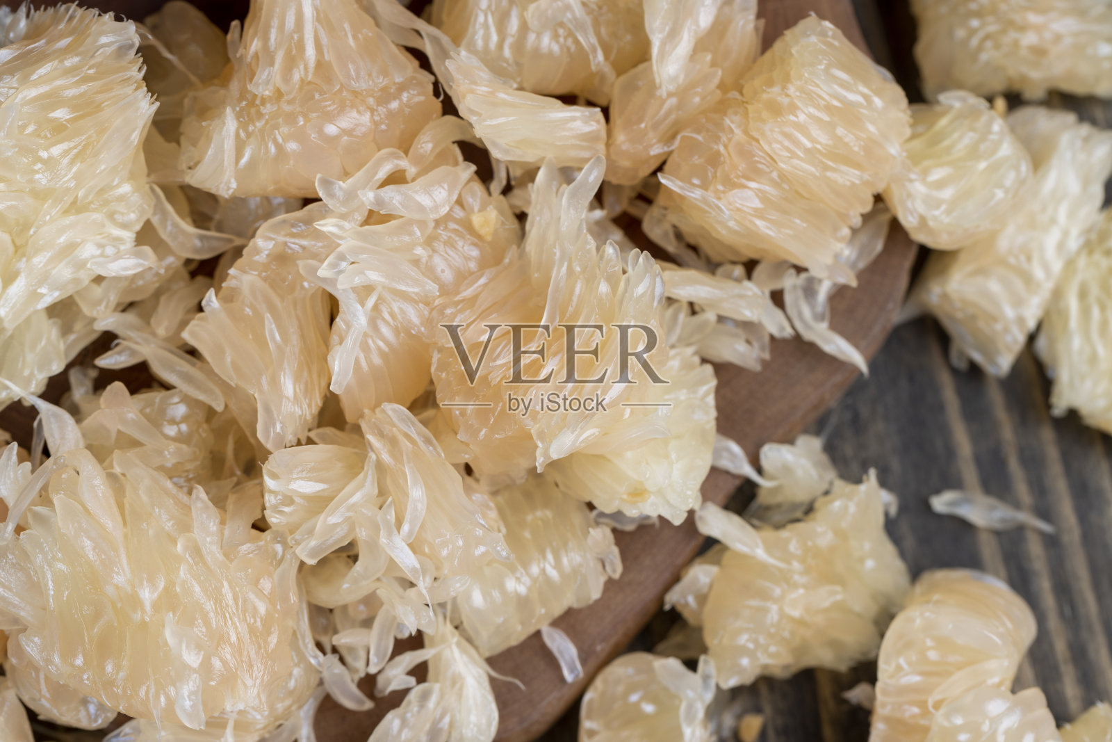 桌上放着刚削过皮的粉红柚子照片摄影图片