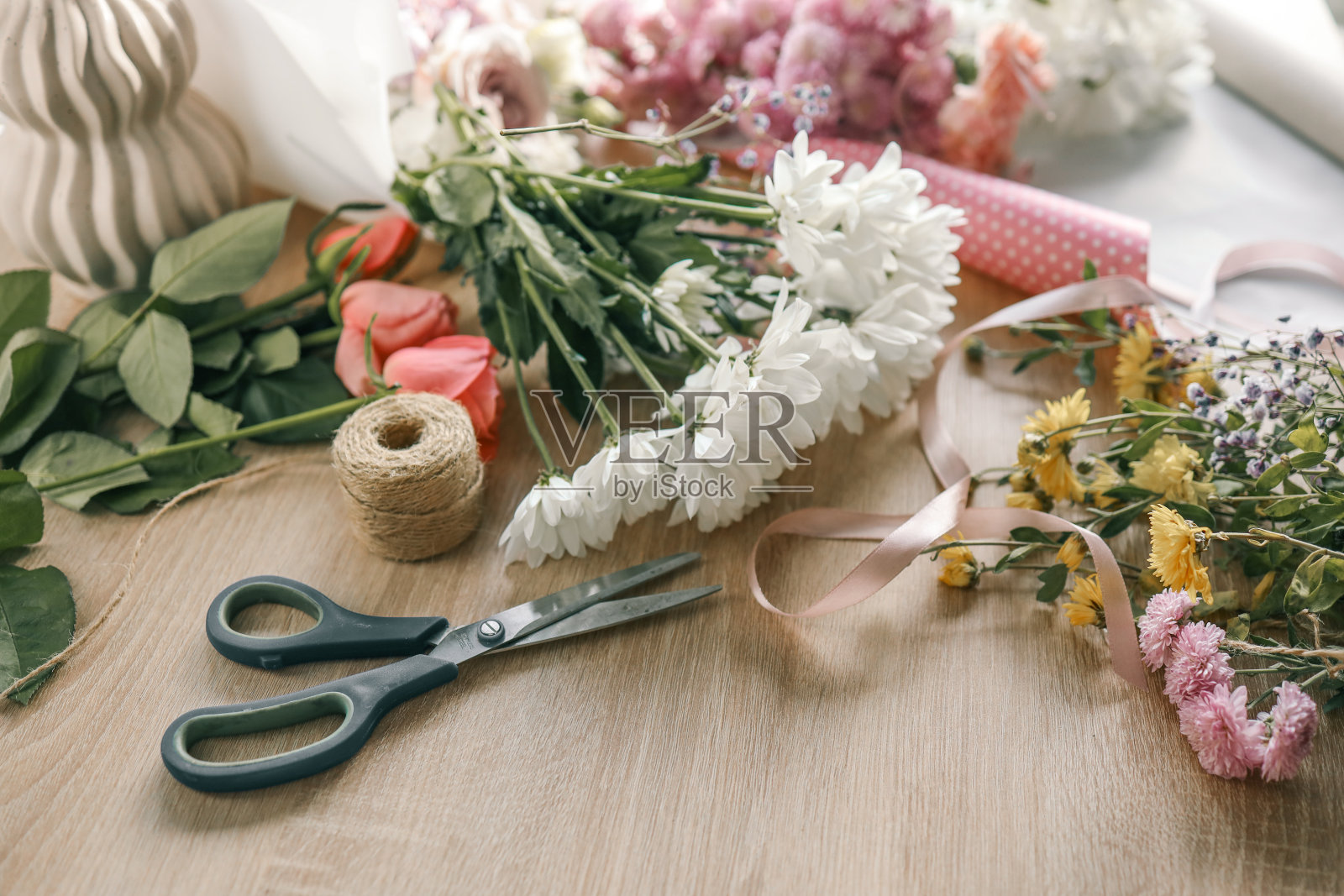 花店工作场所,鲜花和剪刀照片摄影图片