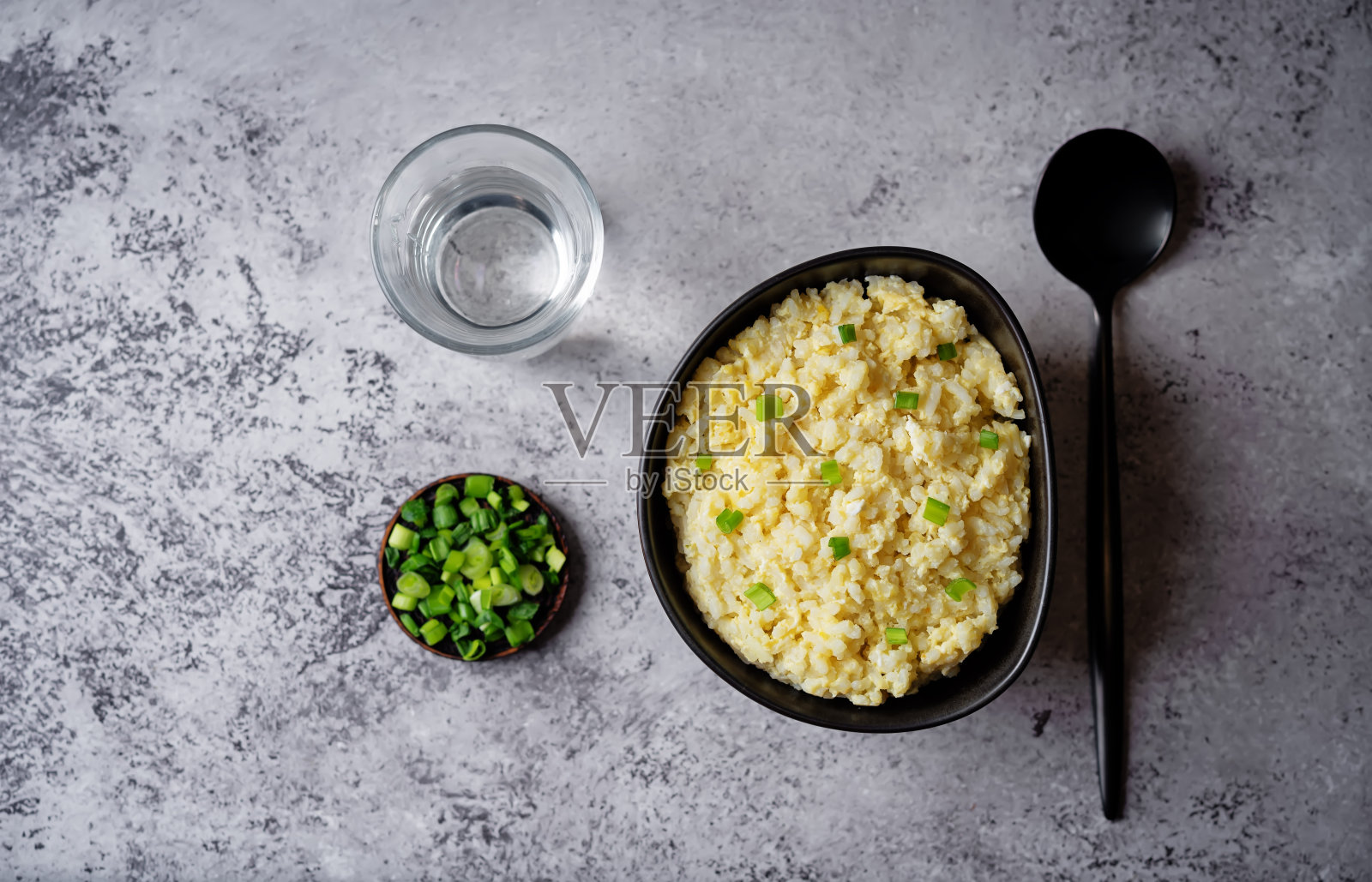 碗里的日本鸡蛋和米粥照片摄影图片