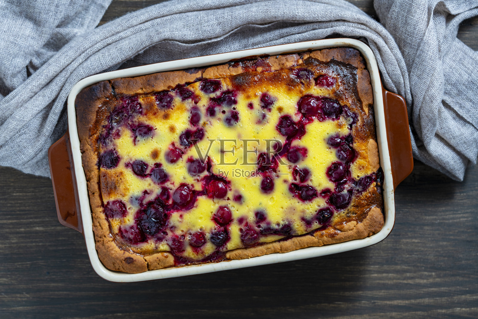 木桌上自制的陶瓷樱桃派,特写,俯视图照片摄影图片