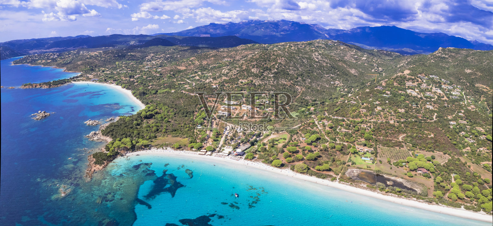 科西嘉岛最好的海滩。空中无人机拍摄的美丽海滩附近的波尔图维奇奥-帕隆巴吉亚,塔马里丘,福拉卡与蓝绿色的大海和白色的沙滩照片摄影图片