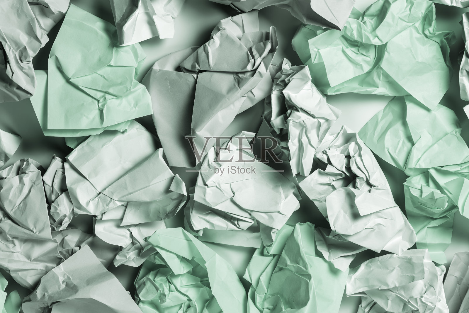 皱巴巴的绿纸。照片摄影图片