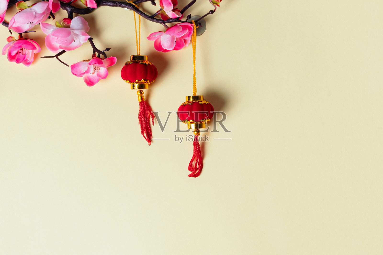 米色背景上的中国灯笼,农历新年装饰照片摄影图片